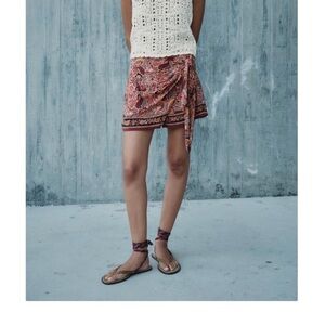 Zara PRINTED WRAP SHORTS
MULTICOLORED